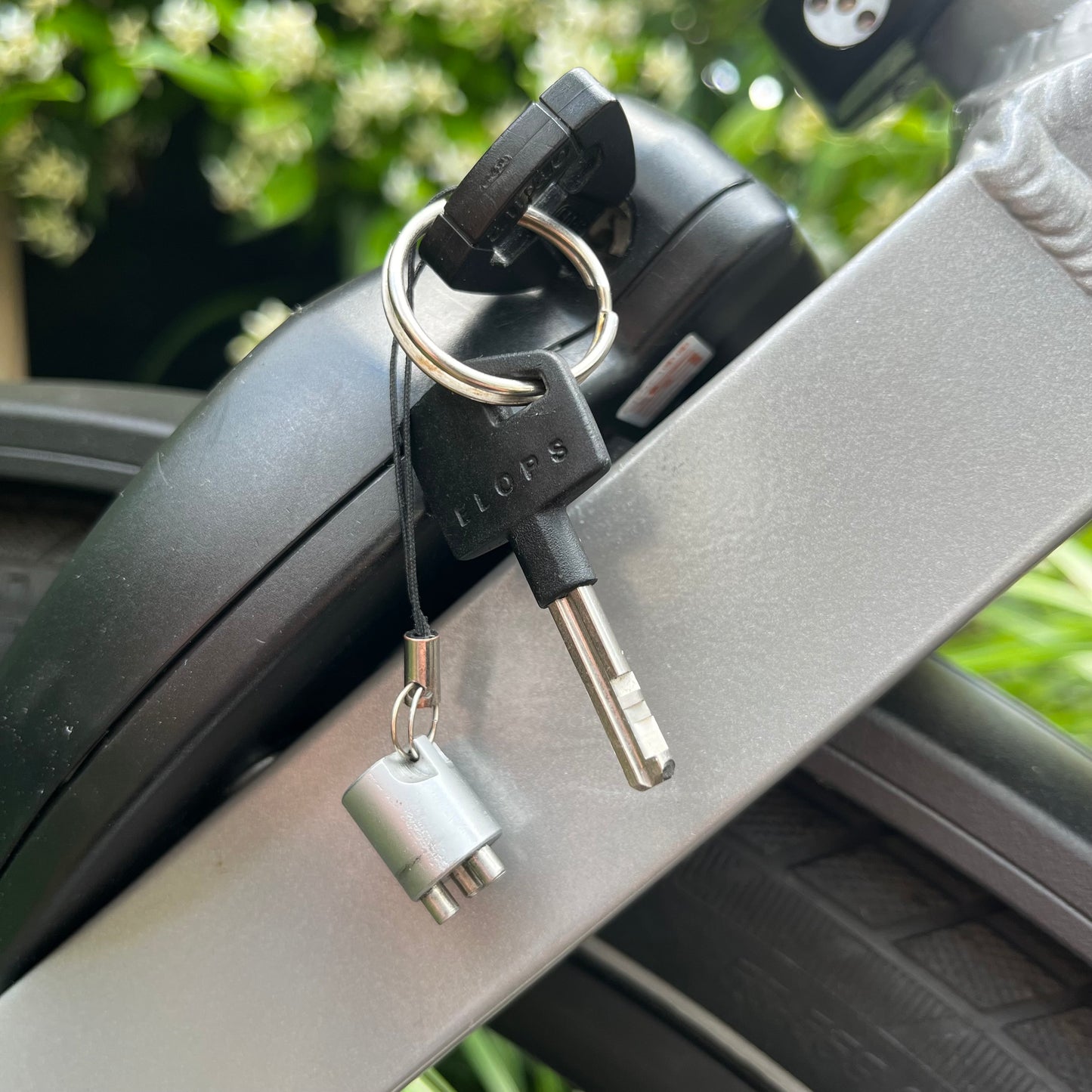 Anti-theft seat post clamp